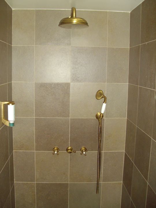 salle de bains douche robinetterie encastrée